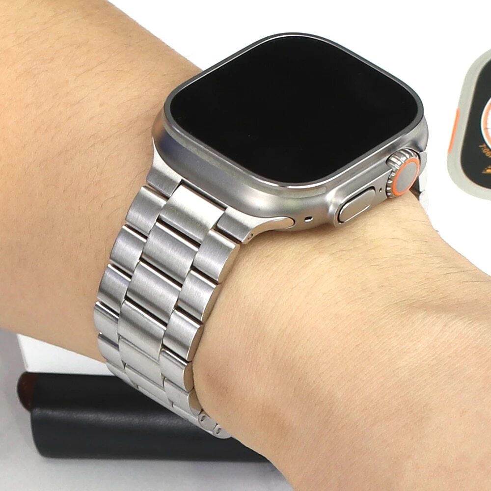 Curea metalică Apple Watch purtată la încheietură